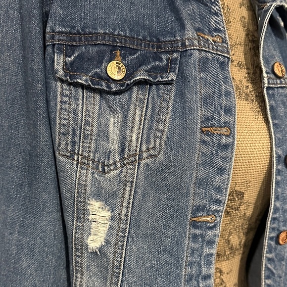 Ci Sono denim collection, distressed blue denim cropped jean jacket size medium - Picture 4 of 9